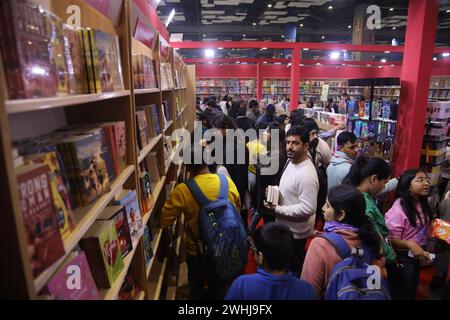 New Delhi, Inde. 10 février 2024. Les gens visitent les stands du livre le premier jour de la Foire mondiale du livre 2024 avec le thème «L'INDE MULTILINGUE» Une tradition vivante, à Pragati Maidan. Le Royaume d'Arabie saoudite est le pays invité de la foire In Book 2024. La foire se poursuivra jusqu'au 18 février et accueillera plus de 200 stands de livres en plusieurs langues. Crédit : SOPA images Limited/Alamy Live News Banque D'Images