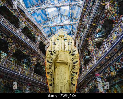 Grande statue de Bodhisattva à l'intérieur de la pagode Linh Phuoc dans la ville de Da Lat. Linh Phuoc Pagoda est l'une des pagodes les plus célèbres de Da Lat. Banque D'Images