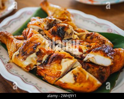 Gai yang maison, poulet grillé de style thaïlandais. Poulet frit sur feuilles de banane. Le poulet grillé croustillant est considéré comme l'association parfaite. Frit Banque D'Images