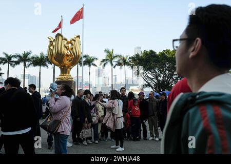 Hong Kong, Chine. 10 février 2024. Les touristes continentaux arrivent à la place Golden Bauhinia. Le directeur exécutif du Travel Industry Council a prédit que le nombre de visiteurs du continent à Hong Kong atteindrait environ 1,2 millions, soit 80 à 85 pour cent des niveaux d'avant la pandémie. (Crédit image : © Keith Tsuji/ZUMA Press Wire) USAGE ÉDITORIAL SEULEMENT! Non destiné à UN USAGE commercial ! Banque D'Images