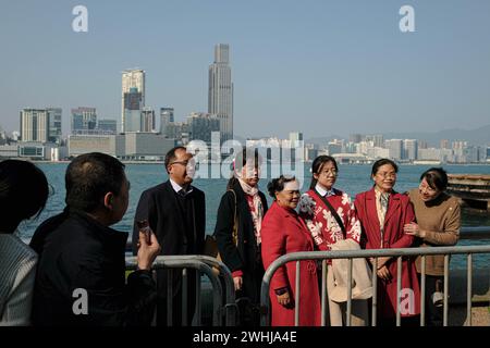 Hong Kong, Chine. 10 février 2024. Les touristes du continent prennent des photos de la place Golden Bauhinia. Le directeur exécutif du Travel Industry Council a prédit que le nombre de visiteurs du continent à Hong Kong atteindrait environ 1,2 millions, soit 80 à 85 pour cent des niveaux d'avant la pandémie. (Crédit image : © Keith Tsuji/ZUMA Press Wire) USAGE ÉDITORIAL SEULEMENT! Non destiné à UN USAGE commercial ! Banque D'Images