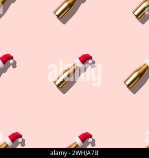 Texture de Noël sans couture faite de champagne d'or dans le chapeau de Père Noël sur fond rose Banque D'Images