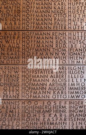 Mur gravé avec des soldats étudiants tombés au cimetière de guerre allemand de Langemark, Ypres saillant Banque D'Images