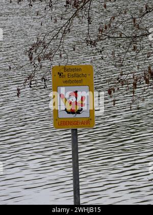 Vorbeugen soll besser als heilen sein - oder wie es das Sprichwort sagt - wenn es dem Esel zu Wohl wird - geht er auf das Eis -- Eisbruchgefahr - Betreten immer noch verboten *** on dit que la prévention vaut mieux que la guérison, ou comme le dit le dicton, quand il devient trop bon pour l'âne, il va sur la glace - danger de bris de glace - entrée encore interdite Banque D'Images