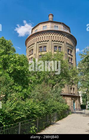 Le plus ancien château d'eau, Wasserturm dans la ville de Berlin datant de 1877, avec aujourd'hui des appartements recherchés dans le quartier de Prenzlauer Berg Banque D'Images