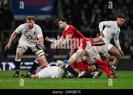 Tomos Williams du pays de Galles passe la balle loin du ruck lors du match Guinness 6 Nations 2024 Angleterre vs pays de Galles au Twickenham Stadium, Twickenham, Royaume-Uni, le 10 février 2024 (photo de Craig Thomas/News images) Banque D'Images