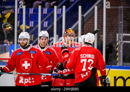 Karlstad, Suède. 10 février 2024. KARLSTAD, SUÈDE 20240210Cheers après 5-2 à la Suisse lors du match de hockey sur glace de samedi dans les Jeux de hockey Beijer (Euro Hockey Tour) entre la Suède et la Suisse à Löfbergs Arena. Photo : Pontus Lundahl/TT/Code 10050 crédit : TT News Agency/Alamy Live News Banque D'Images