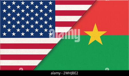 Drapeaux des États-Unis et du Burkina Faso. Drapeaux nationaux américain et burkinabé sur la surface du tissu. Drapeau de U. Banque D'Images