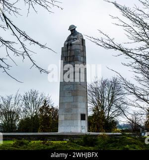 Le canadien Julien Memorial, également connu sous le nom de The Brooding Soldier, Ypres saillant Banque D'Images