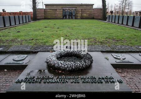 Fosse commune au cimetière de guerre allemand de Langemark avec statue de soldats en deuil, près d'Ypres Banque D'Images