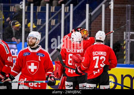 Karlstad, Suède. 10 février 2024. KARLSTAD, SUÈDE 20240210Cheers après 5-2 à la Suisse lors du match de hockey sur glace de samedi dans les Jeux de hockey Beijer (Euro Hockey Tour) entre la Suède et la Suisse à Löfbergs Arena. Photo : Pontus Lundahl/TT/Code 10050 crédit : TT News Agency/Alamy Live News Banque D'Images