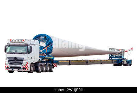 Camion isolé sur blanc. Pale pour éoliennes. Transport spécial d'une pale pour éolienne Banque D'Images