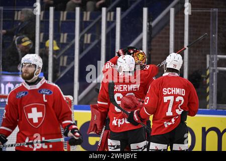 Karlstad, Suède. 10 février 2024. KARLSTAD, SUÈDE 20240210Cheers après 5-2 à la Suisse lors du match de hockey sur glace de samedi dans les Jeux de hockey Beijer (Euro Hockey Tour) entre la Suède et la Suisse à Löfbergs Arena. Photo : Pontus Lundahl/TT/Code 10050 crédit : TT News Agency/Alamy Live News Banque D'Images