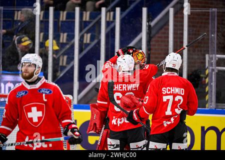 Karlstad, Suède. 10 février 2024. KARLSTAD, SUÈDE 20240210Cheers après 5-2 à la Suisse lors du match de hockey sur glace de samedi dans les Jeux de hockey Beijer (Euro Hockey Tour) entre la Suède et la Suisse à Löfbergs Arena. Photo : Pontus Lundahl/TT/Code 10050 crédit : TT News Agency/Alamy Live News Banque D'Images