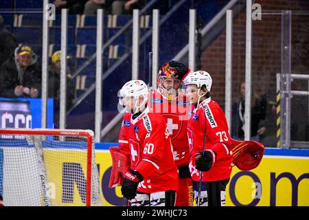 Karlstad, Suède. 10 février 2024. KARLSTAD, SUÈDE 20240210Cheers après 5-2 à la Suisse lors du match de hockey sur glace de samedi dans les Jeux de hockey Beijer (Euro Hockey Tour) entre la Suède et la Suisse à Löfbergs Arena. Photo : Pontus Lundahl/TT/Code 10050 crédit : TT News Agency/Alamy Live News Banque D'Images