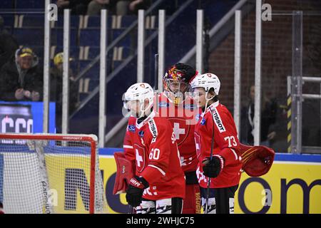 Karlstad, Suède. 10 février 2024. KARLSTAD, SUÈDE 20240210Cheers après 5-2 à la Suisse lors du match de hockey sur glace de samedi dans les Jeux de hockey Beijer (Euro Hockey Tour) entre la Suède et la Suisse à Löfbergs Arena. Photo : Pontus Lundahl/TT/Code 10050 crédit : TT News Agency/Alamy Live News Banque D'Images