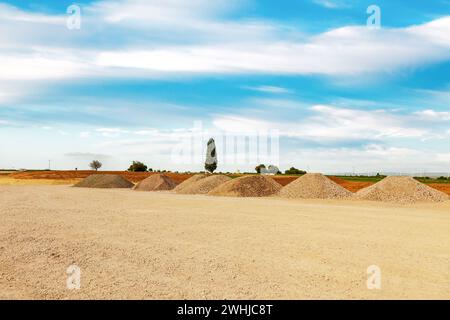 Entrée chantier de construction, allée du chantier de construction. Pile de sable et de gravier pour la construction. Banque D'Images