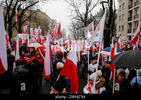 Varsovie, Pologne, 10 février 2024. Une foule de personnes, portant des drapeaux nationaux polonais et des banderoles antigouvernementales, dirigée par les médias d'extrême droite - Gazeta Polska et TV Republica et droit et justice (Prawo i Sprawiedliwość - PIS) les dirigeants des partis politiques organisent une manifestation de soutien aux juges actuels de la Cour constitutionnelle devant le bâtiment de la Cour sur la rue Szucha. La Pologne traverse une crise constitutionnelle alors que le gouvernement centriste actuel affirme que les juges de la Cour constitutionnelle ont été illégalement installés par un ancien gouvernement de droite. L'opposition de droite démontre le soutien des juges de la Cour Banque D'Images