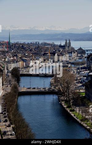 Vue panoramique sur la vieille ville de Zürich avec la rivière Limmat, le lac et les montagnes | Panorama der Altstadt Zürich, der Limmat, des Zürichsees und der Banque D'Images