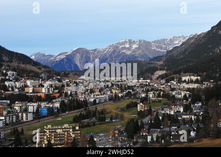 Alpes suisses : la ville de montagne de Davos, où se déroule le WEF | Die Stadt Davos in den Schweizer Alpen Banque D'Images