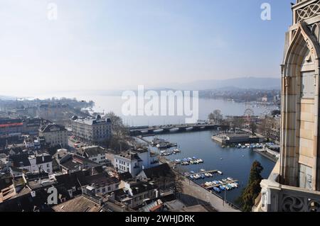 Vue panoramique de la tour Grossminster à Bellevue et au lac Zürich | Panorama vom Grossmünster-Turm auf das Bellevue und den Zürichsee. Banque D'Images