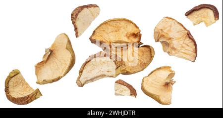 Chutes de tranches de pomme séchées isolées sur fond blanc Banque D'Images