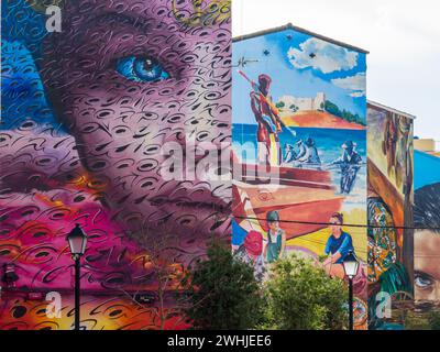 Fuengirola, Malaga, Espagne. 02/06/2024. Peintures murales graffiti de différents styles sur les façades du quartier populaire d'El Botequillo. Banque D'Images