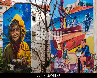 Fuengirola, Malaga, Espagne. 02/06/2024. Peintures murales graffiti de différents styles sur les façades du quartier populaire d'El Botequillo. Banque D'Images