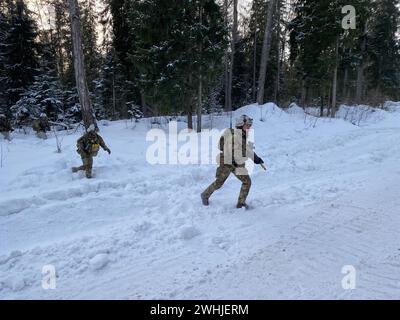 Tapa, Estonie. 10 février 2024. Les soldats traversent la zone d'entraînement militaire enneigée. Au cours d'un exercice hivernal en Estonie, les troupes de l'OTAN s'entraînent pour protéger et défendre le flanc est de l'OTAN dans des conditions hivernales froides. Les forces armées de France et de Grande-Bretagne participent également au 1er exercice, qui se déroule du 15 février jusqu’à la fin de l’année. Crédit : Alexander Welscher/dpa/Alamy Live News Banque D'Images