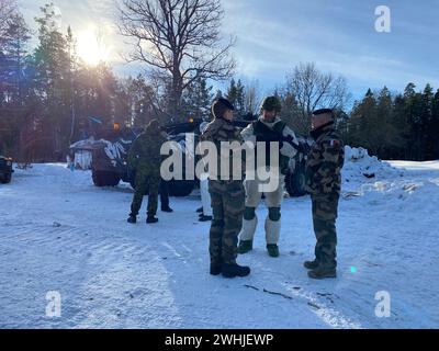 Tapa, Estonie. 10 février 2024. Des soldats de divers pays de l'OTAN discutent pendant l'exercice. Au cours d'un exercice hivernal en Estonie, les troupes de l'OTAN s'entraînent pour protéger et défendre le flanc est de l'OTAN dans des conditions hivernales froides. Les forces armées de France et de Grande-Bretagne participent également au 1er exercice, qui se déroule du 15 février jusqu’à la fin de l’année. Crédit : Alexander Welscher/dpa/Alamy Live News Banque D'Images