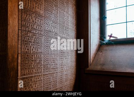 Mur gravé avec des soldats étudiants tombés au cimetière de guerre allemand de Langemark, Ypres saillant Banque D'Images