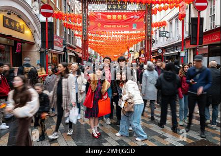 Londres, Royaume-Uni. 10 février 2024. Les gens prenant des selfies au Chinatown de Londres pendant les célébrations pour le nouvel an lunaire. Crédit : Andrea Domeniconi/Alamy Live News Banque D'Images