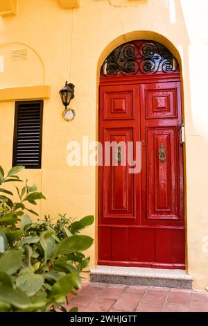 Porte rouge élégante typique dans les villages maltais Banque D'Images