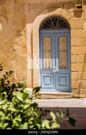 Porte bleue élégante typique dans les villages maltais Banque D'Images