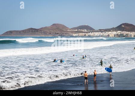GRAN CANARIA, ESPAGNE - 12 DÉCEMBRE 2023 : vue panoramique de la plage de Las Canteras à Las Palmas de Gran Canaria dans les îles Canaries en Espagne. Banque D'Images