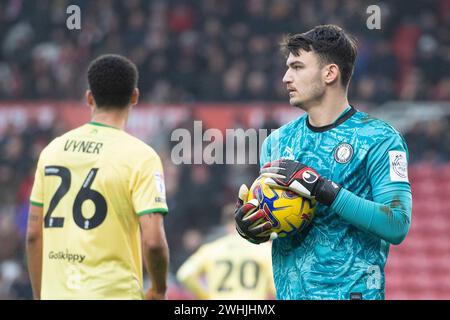 Le gardien de but Max O'Leary de Bristol City tient le ballon pendant le match du Sky Bet Championship entre Middlesbrough et Bristol City au Riverside Stadium, Middlesbrough, samedi 10 février 2024. (Photo : Trevor Wilkinson | mi News) crédit : MI News & Sport /Alamy Live News Banque D'Images