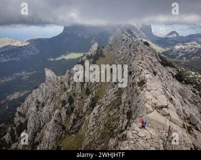 Alpinistes sur le bord de son Torrella sierra Banque D'Images