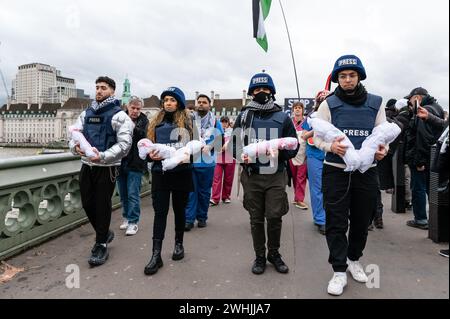 Londres, Royaume-Uni. 10 février 2024. Des agents de santé pro-palestiniens défilent de l’hôpital St Thomas à Downing Street pour exiger un cessez-le-feu entre Israël et le Hamas à Gaza. Crédit : Andrea Domeniconi/Alamy Live News Banque D'Images