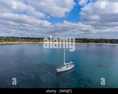 Yacht à voile ancré en face de la plage es Dolà§ Banque D'Images