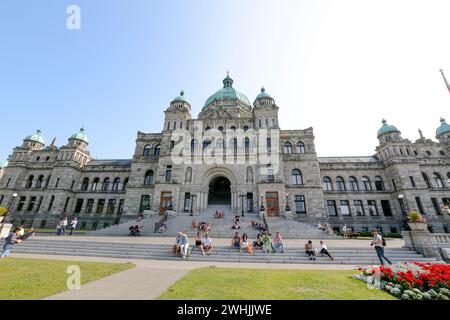 Victoria, Colombie-Britannique, Canada - 27 juillet 2018 - touristes devant le bâtiment historique du parlement dans le centre-ville de Victoria, Vancouver Banque D'Images