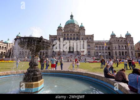 Victoria, Colombie-Britannique, Canada - 27 juillet 2018 - touristes devant le bâtiment historique du parlement dans le centre-ville de Victoria, Vancouver Banque D'Images