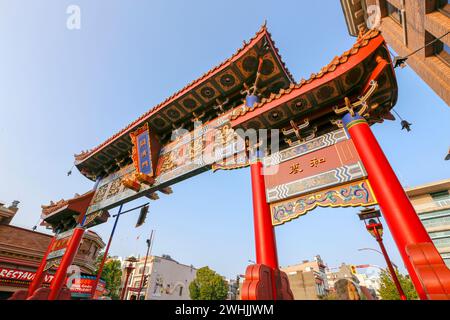 Victoria, Colombie-Britannique, Canada - 27 juillet 2018 - les portes de l'intérêt harmonius gardent l'entrée du plus ancien Chinatown du Canada à Victoria, Colombie-Britannique, Banque D'Images