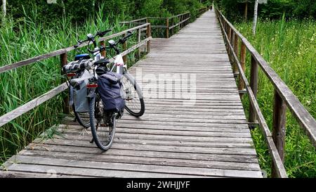 Deux vélos sur la promenade à Federsee Banque D'Images