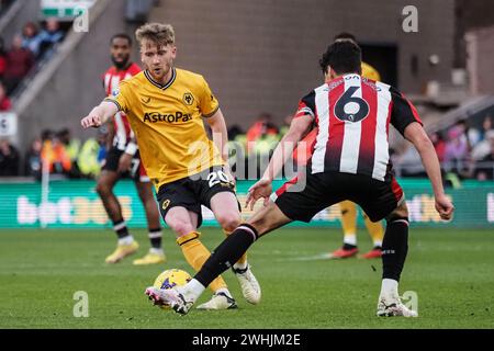 Wolverhampton, Royaume-Uni. 10 février 2024. Wolverhampton, Angleterre, 10 février 2024 : Tommy Doyle (20 Wolves) sur le ballon lors du match de premier League entre Wolverhampton Wanderers et Brentford au stade Molineux de Wolverhampton, Angleterre (Natalie Mincher/SPP) crédit : SPP Sport Press photo. /Alamy Live News Banque D'Images