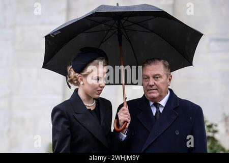 Turin, Italie. 10 février 2024. Le prince Carlo de Bourbon-deux-Siciles (R), duc de Castro, et la princesse Marie-Caroline de Bourbon-deux-Siciles, duchesse de Calabre et Palerme assistent à la cérémonie funéraire de Vittorio Emanuele de Savoie. Vittorio Emanuele de Savoie était le fils d'Umberto II de Savoie, dernier roi d'Italie, et il mourut à Genève le 3 février 2024. Crédit : Nicolò Campo/Alamy Live News Banque D'Images