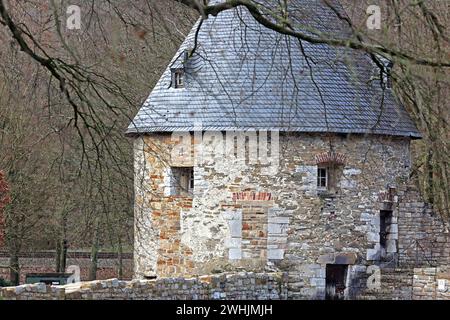 Wasserschlösser in Deutschland Ausschnitte aus dem barocken Wasserschloss Hardenberg im Ortsteil Neviges der Stadt Velbert Velbert Nordrhein-Westfalen Deutschland Neviges *** châteaux à douves en Allemagne extraits du château à douves baroque Hardenberg dans le district de Velbert Velbert Velbert Rhénanie du Nord-Westphalie Allemagne Neviges Banque D'Images