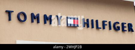 Montréal, Canada, - 07 août 2023 : logo de magasin de détail de marque Tommy Hilfiger sur la devanture du magasin Banque D'Images