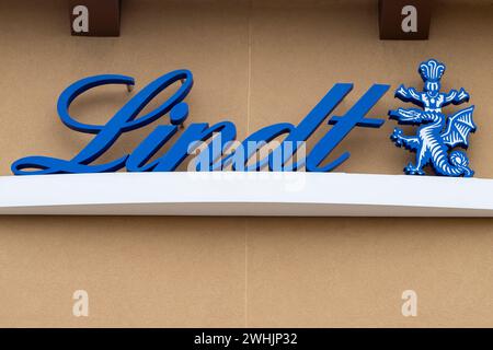 Montréal, Canada, - 07 août 2023 : enseigne du logo de magasin de détail de marque Lindt sur la devanture du magasin Banque D'Images