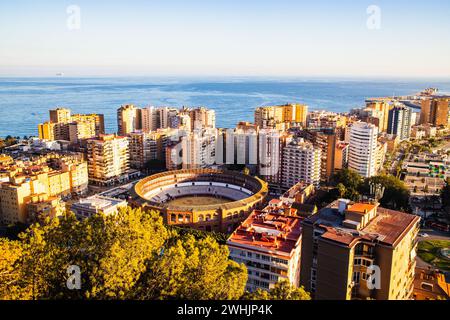Vue sur Malaga à la bannière de voyage du coucher du soleil Banque D'Images