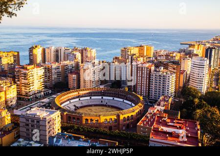 Vue sur Malaga à la bannière de voyage du coucher du soleil Banque D'Images